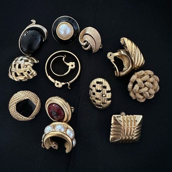 Vintage Bundle of SINGLE Earrings Signed Monet/Trifari (14) - Picture 1 of 7